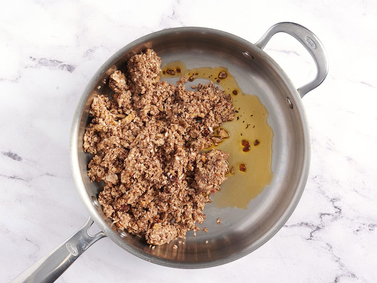 Mezcla de lentejas y verduras cocinándose en una cacerola.