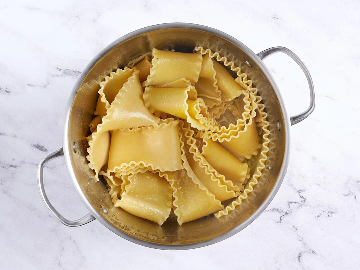 Fideos de lasaña cocidos y bañados en aceite de oliva.