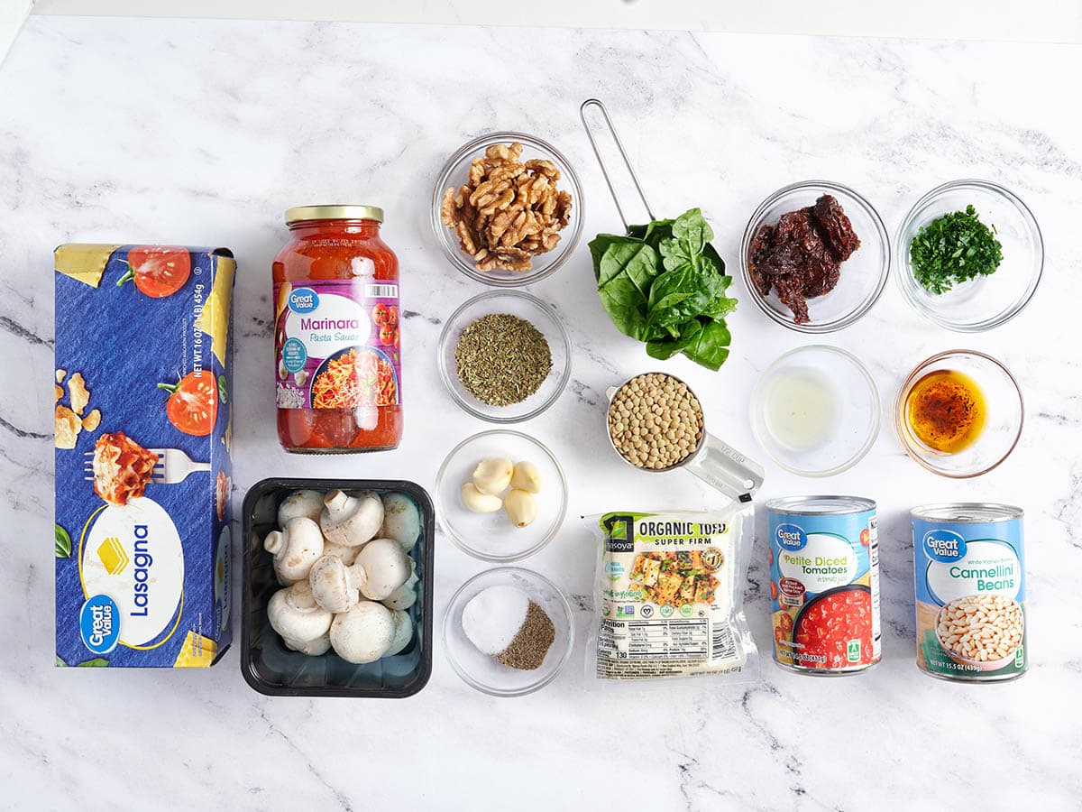 Vista lateral de una rebanada de lasaña vegana con un tenedor.