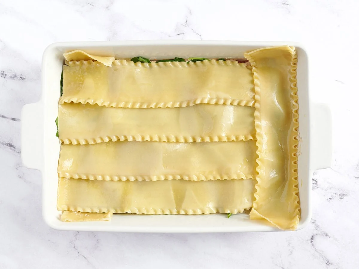 Fideos de lasaña añadidos a la cazuela.