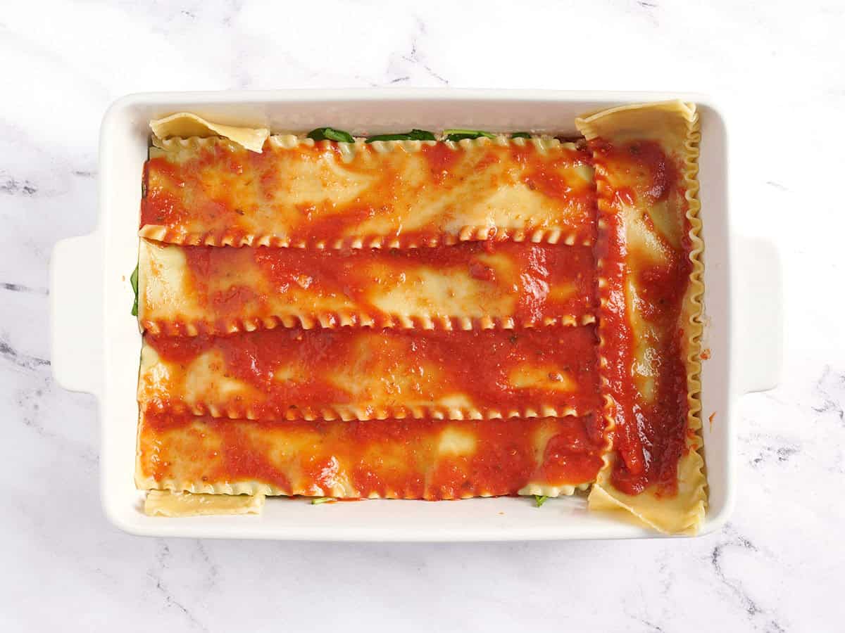 Marinara untada sobre fideos.