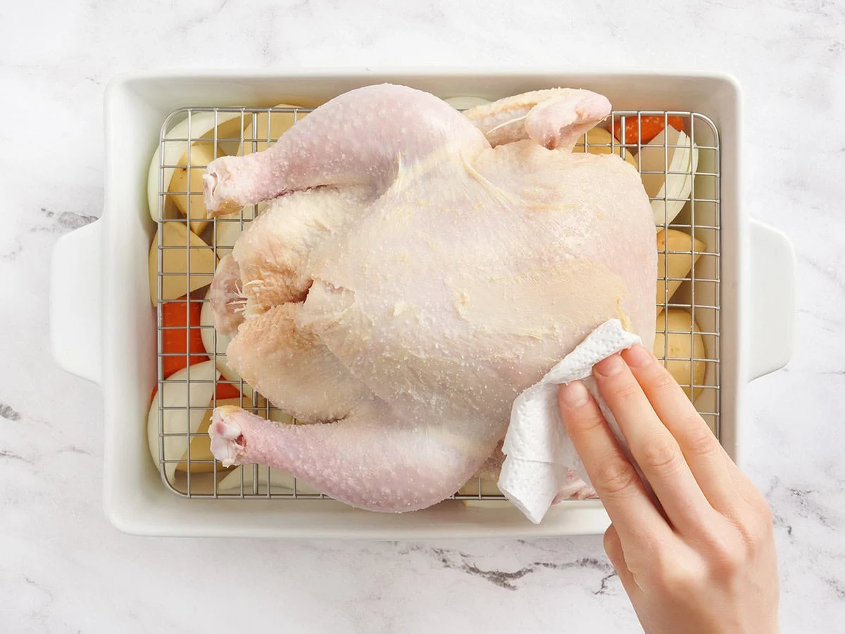 Se limpia un pollo entero con una toalla de papel.