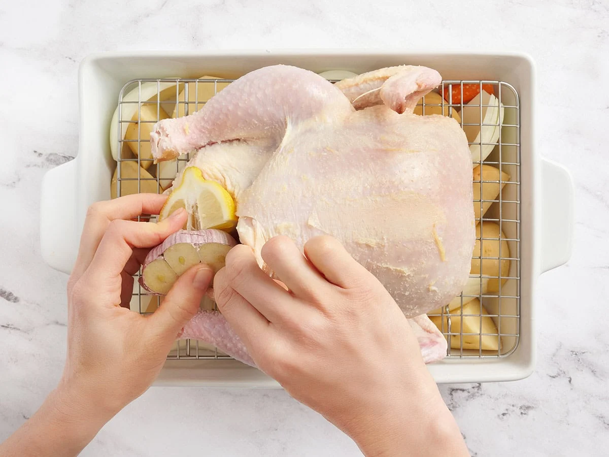 Un pollo entero relleno de ajo y limón.