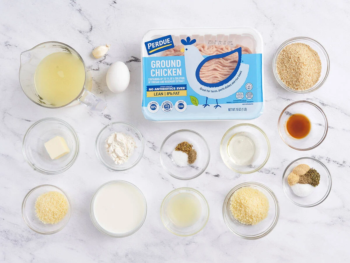 Los ingredientes para hacer albóndigas de pollo en salsa de crema.