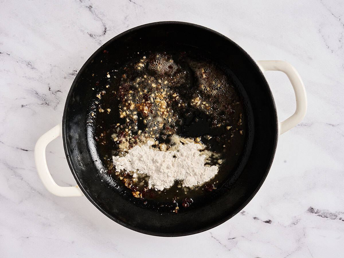 Harina y mantequilla en una sartén.