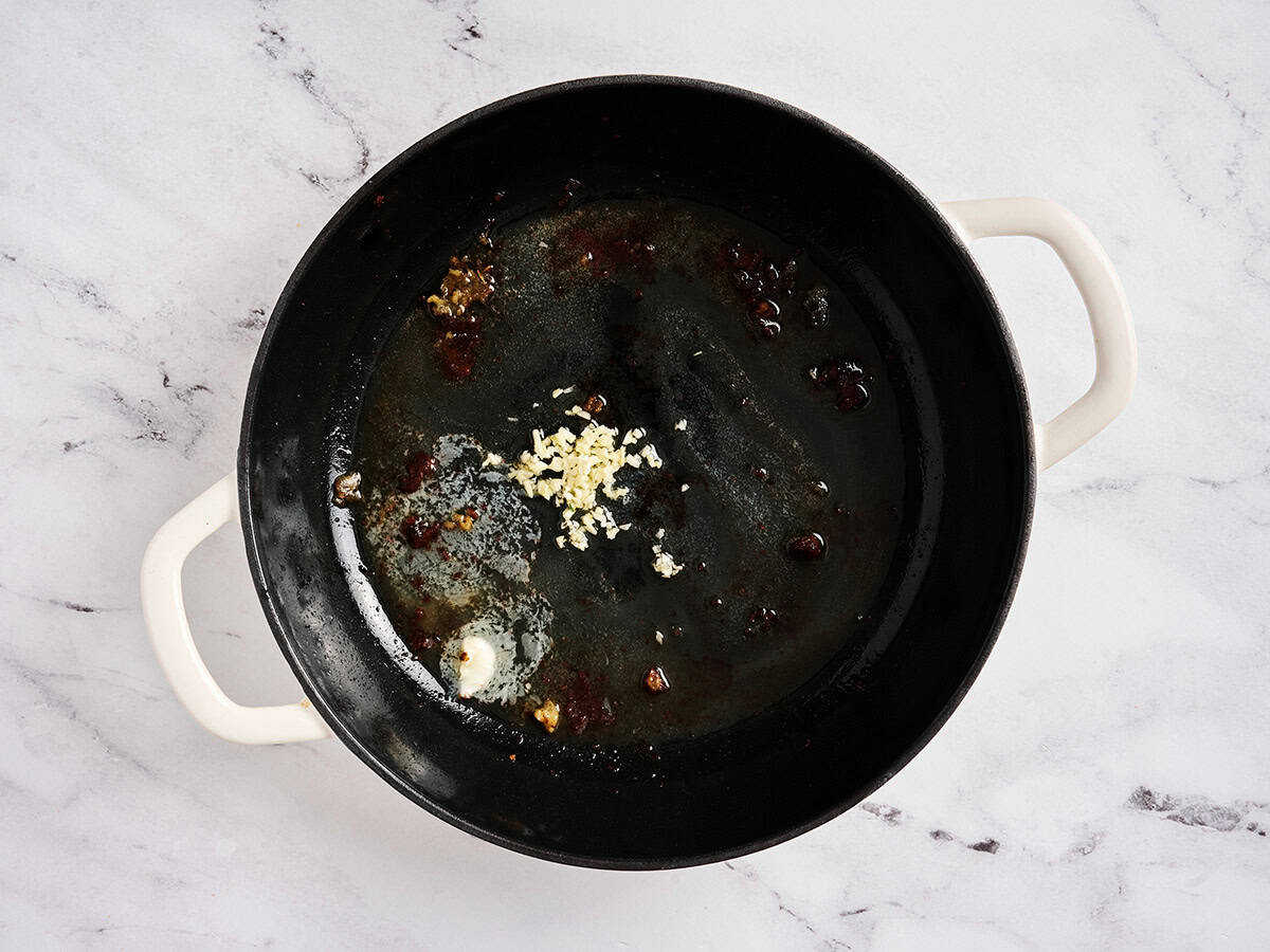 Mantequilla y ajo picado en una sartén.