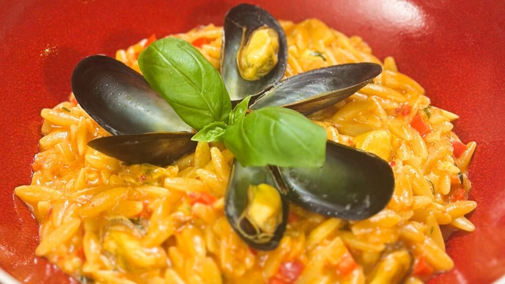 Orzo al azafrán de Neven con mejillones nduja