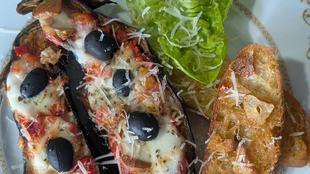 Berenjena al horno de Derry Clarke con tomate y mozzarella, pan de ajo frito con parmesano