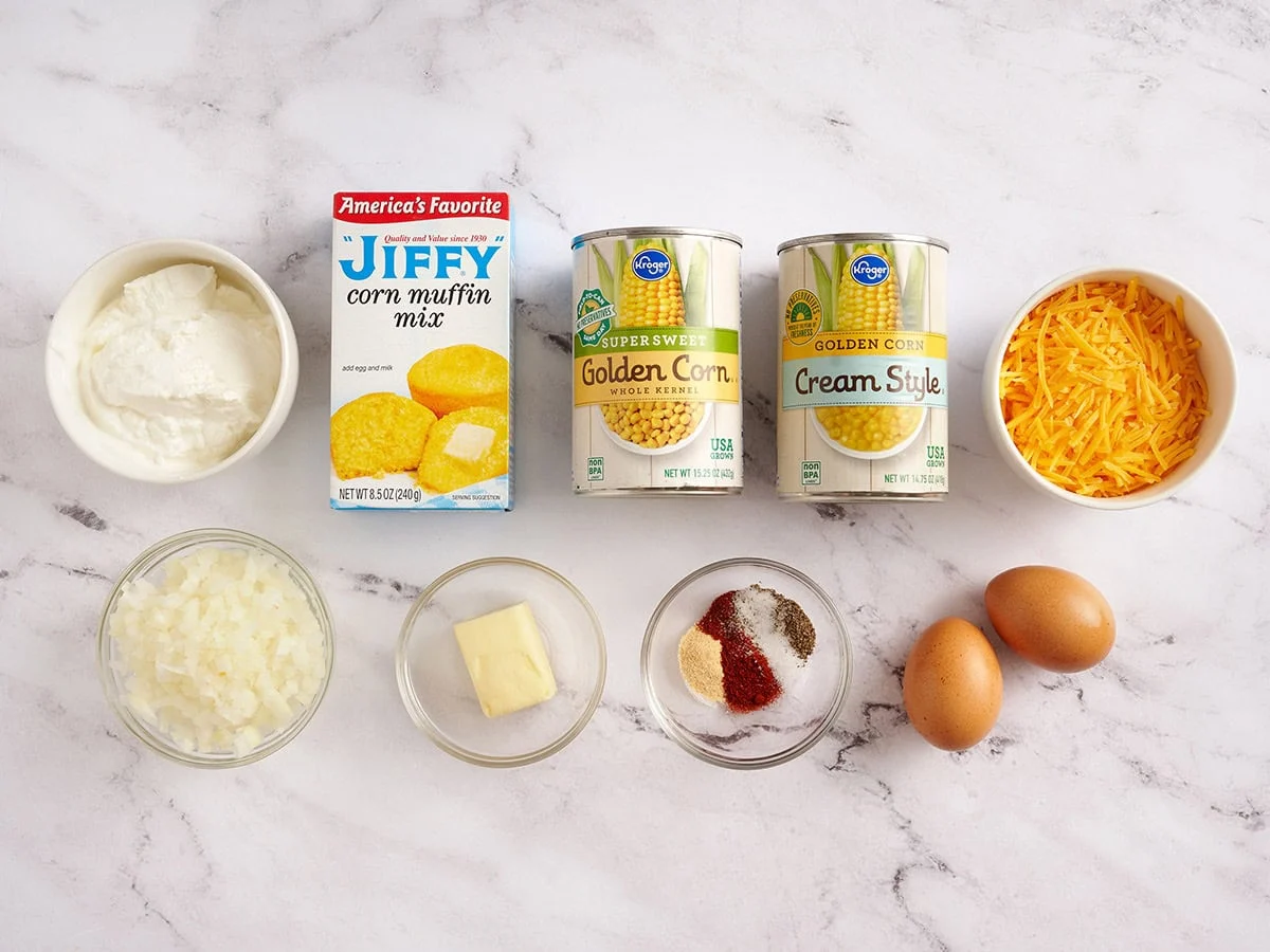 Ingredientes para hacer cazuela de pan de maíz.