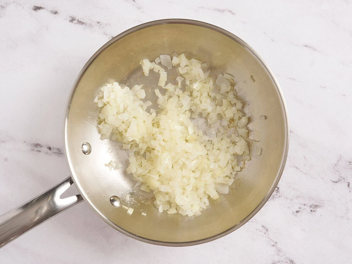 Saltear las cebollas en una sartén.