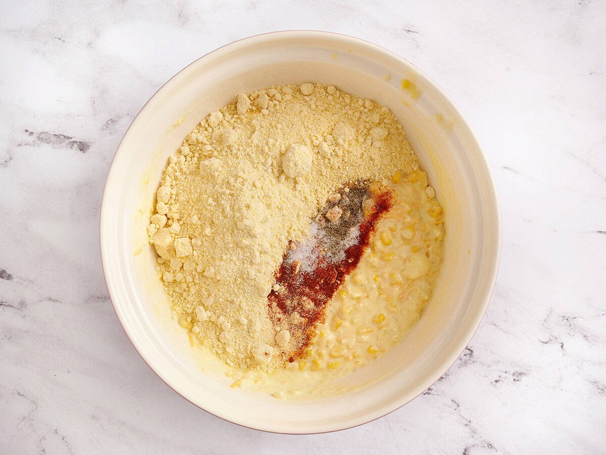 Agregar la mezcla de pan de maíz y los condimentos al bol.