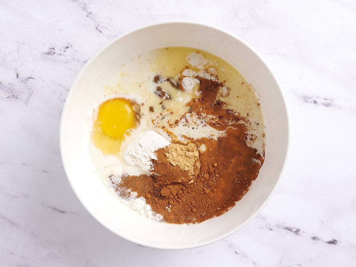 Todos los ingredientes para hacer tortitas de jengibre caseras en un bol.