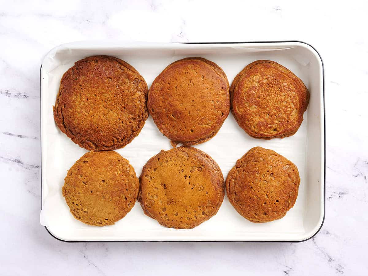 Seis panqueques en una bandeja para hornear.