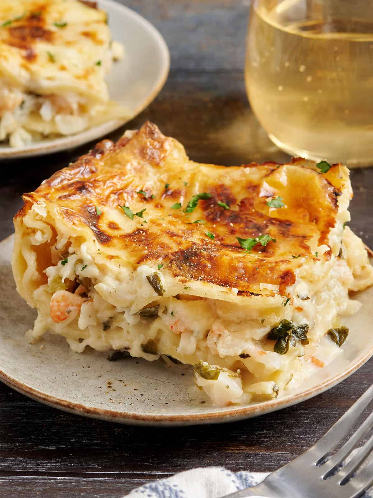 Vista lateral de una rebanada de lasaña de mariscos.