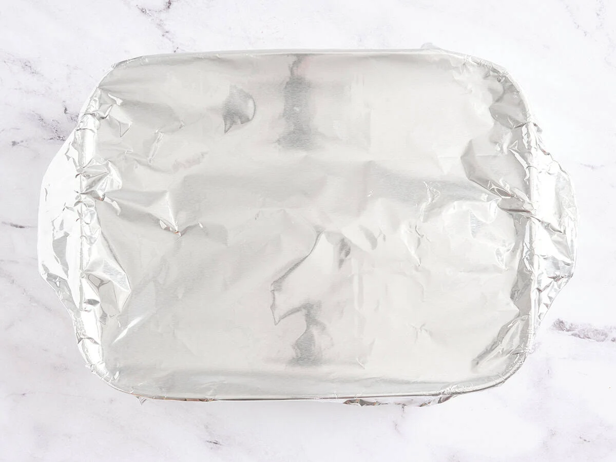 Una fuente para horno cubierta con papel de aluminio.