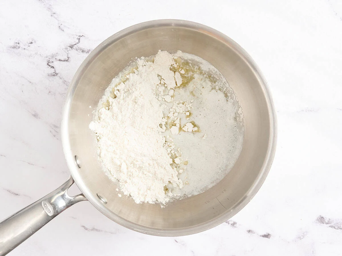 Mantequilla derretida y harina en un bol.