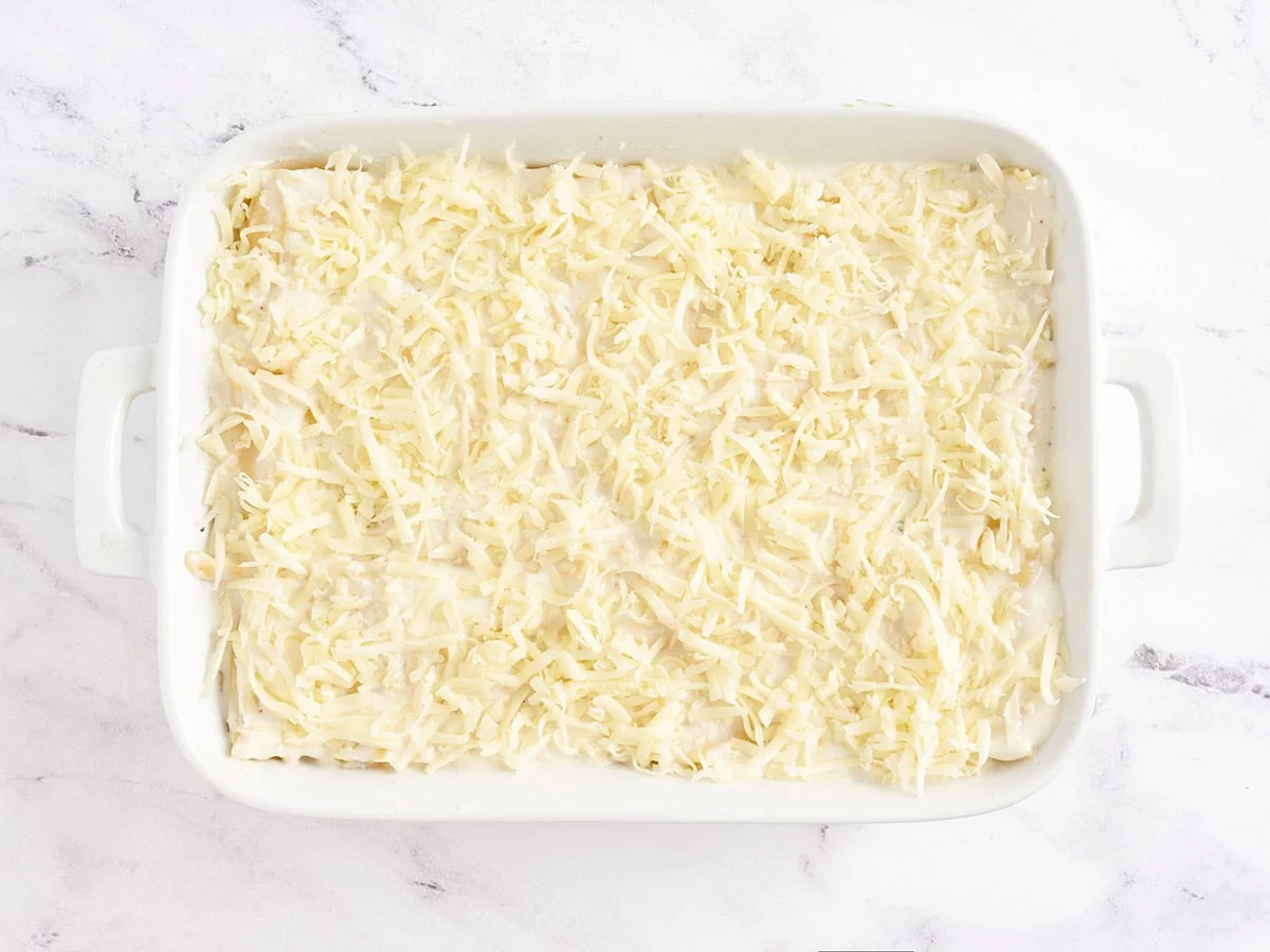 La leche se vierte lentamente en un roux.