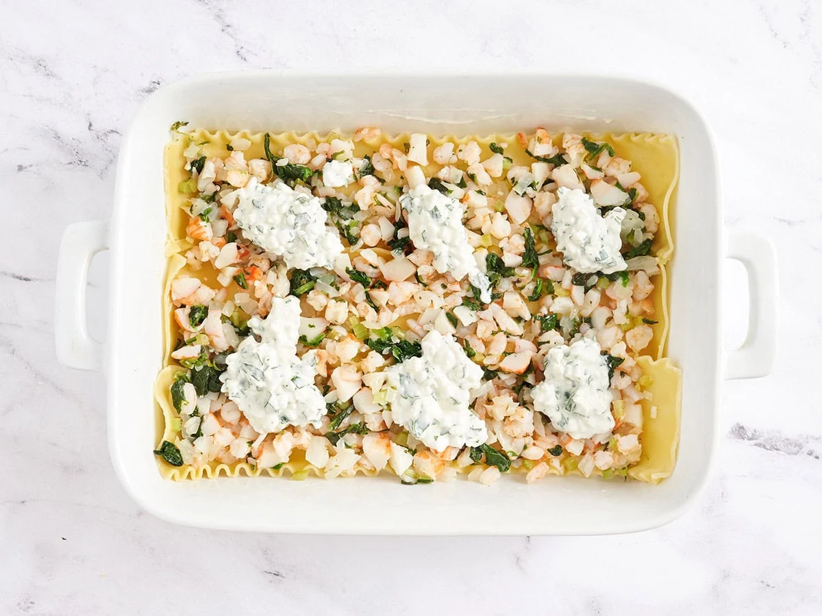 Se agregó una capa de mariscos y requesón.