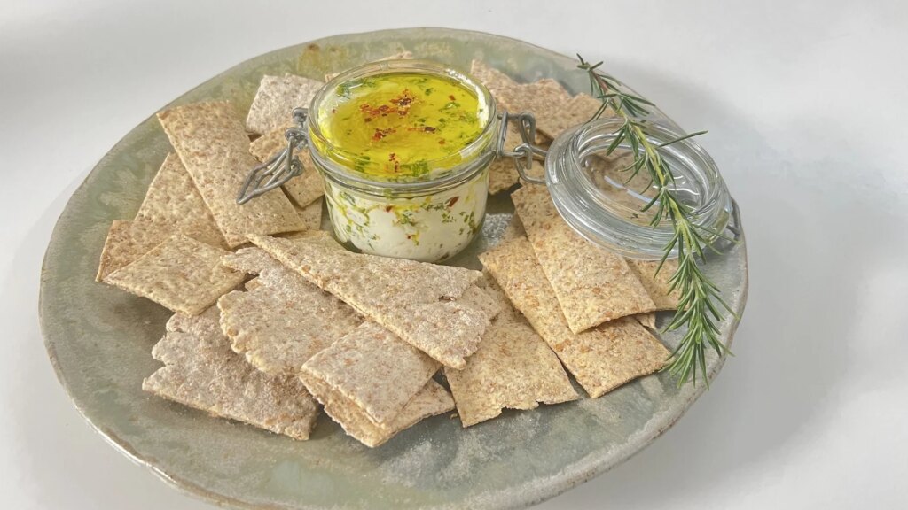 Labneh de Rory O'Connell con hierbas frescas y ajo