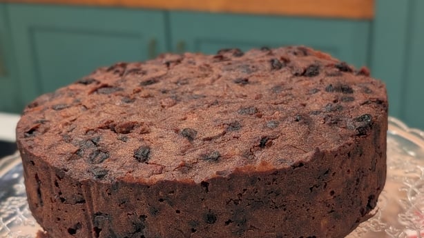 Una tarta navideña sin ningún tipo de decoración.