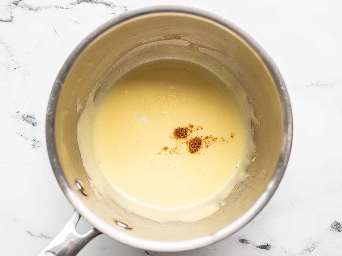 pimienta de cayena y sal agregadas a la salsa holandesa