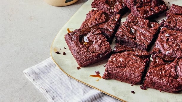 Receta de brownies con forma de remolino de caramelo salado de Sophie Richards