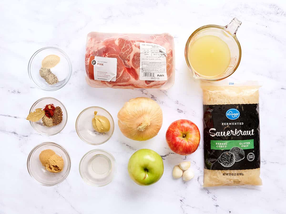 Los ingredientes para hacer carne de cerdo y chucrut.