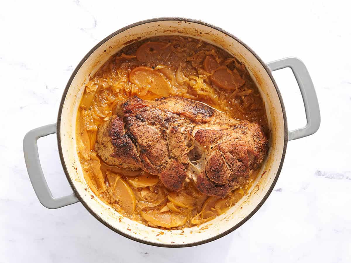 Cerdo y chucrut a mitad de cocción.