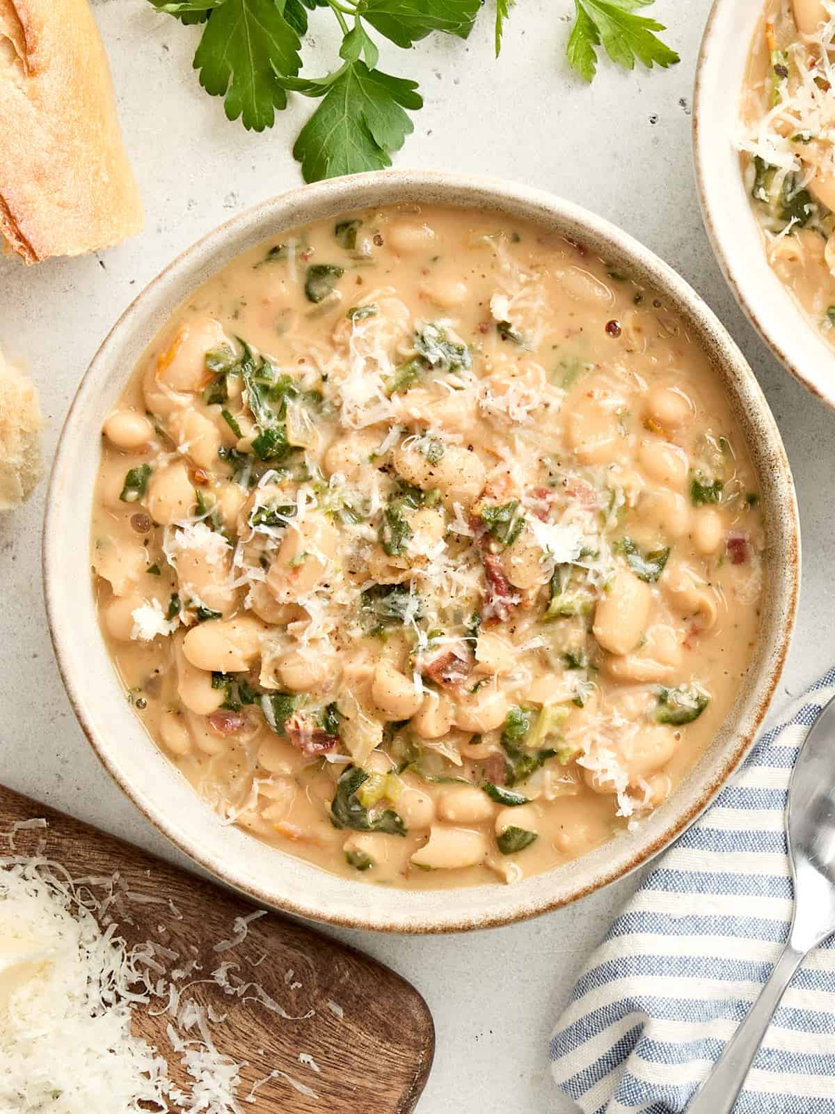 Vista aérea de un plato de cásate conmigo frijoles blancos.