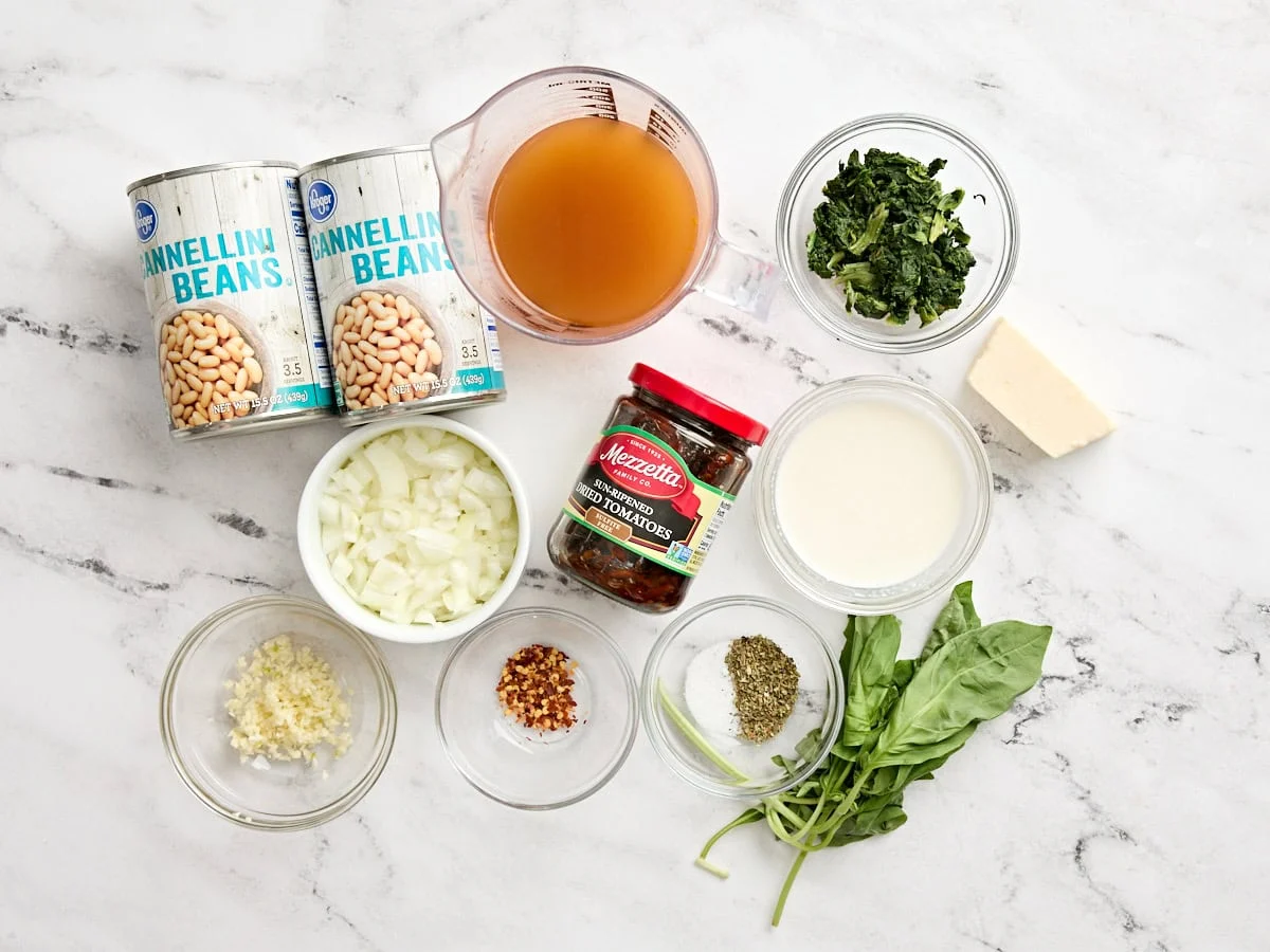 Los ingredientes para hacer cásate conmigo frijoles blancos.