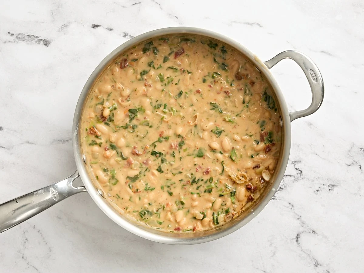 Cásame frijoles blancos en una sartén.