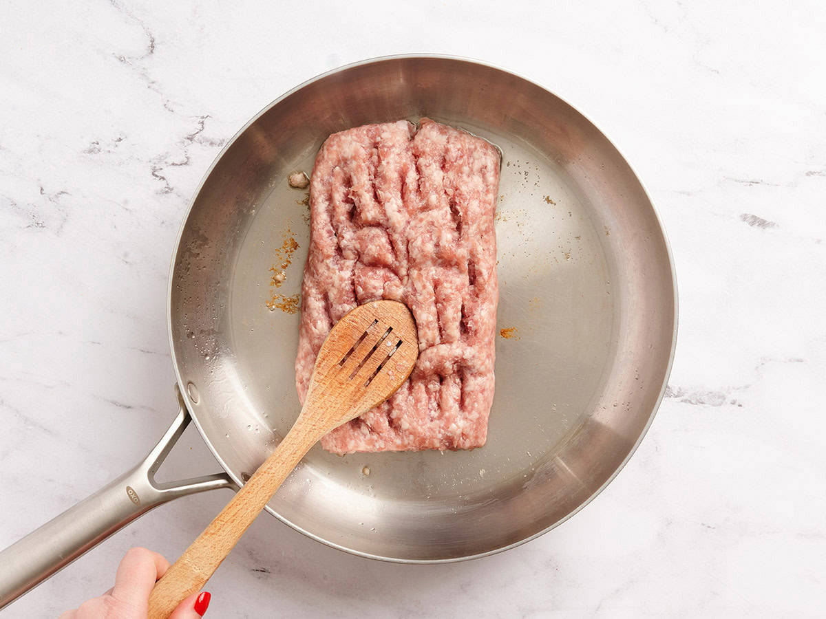 Carne de cerdo molida en una sartén.