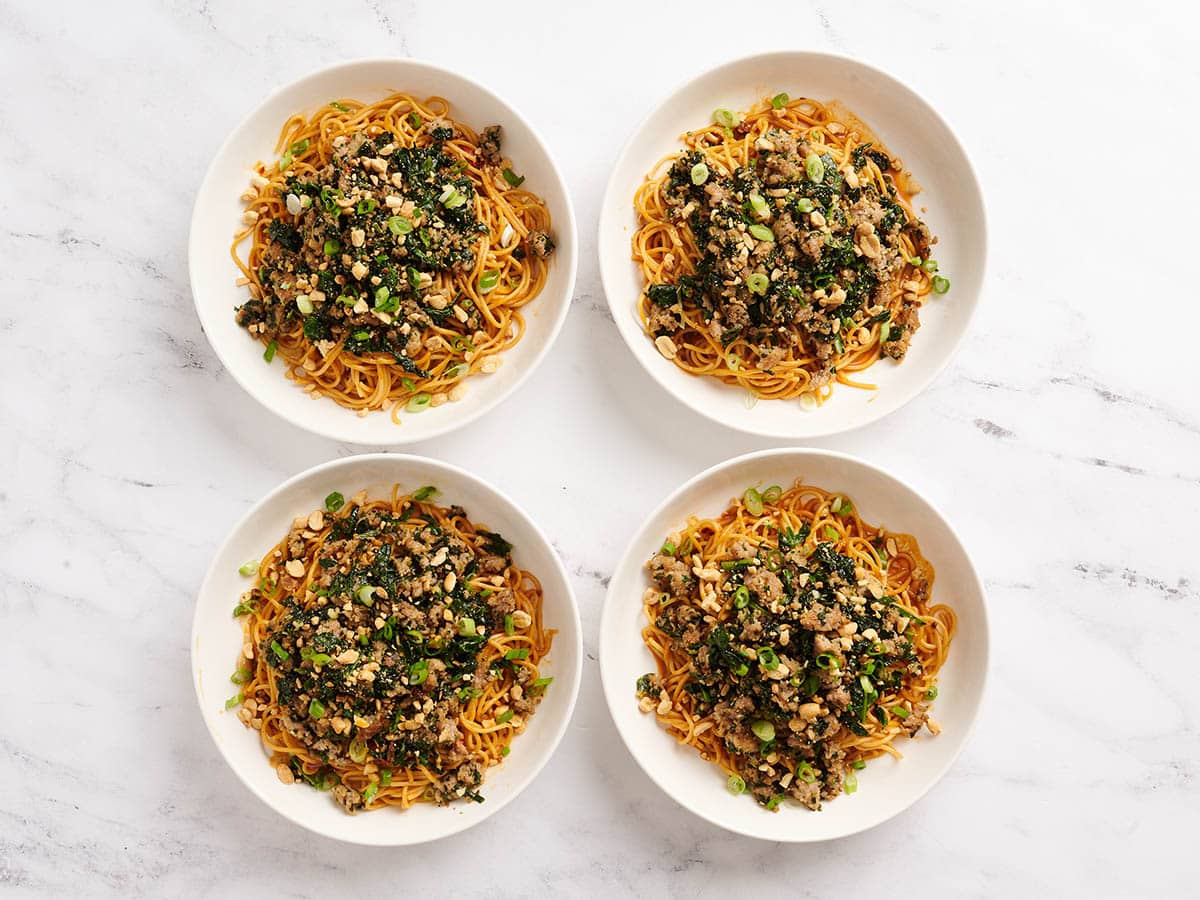 Cuatro tazones de fideos Dan dan caseros.