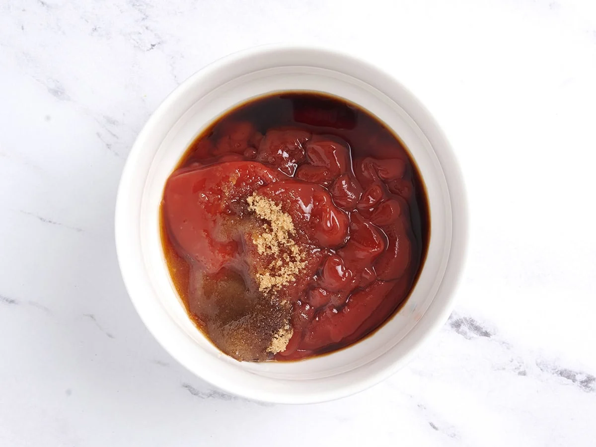 Ingredientes para la salsa en un bol blanco. 