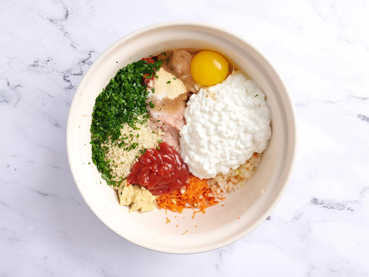 Ingredientes para hacer pastel de carne de pollo en un bol blanco. 