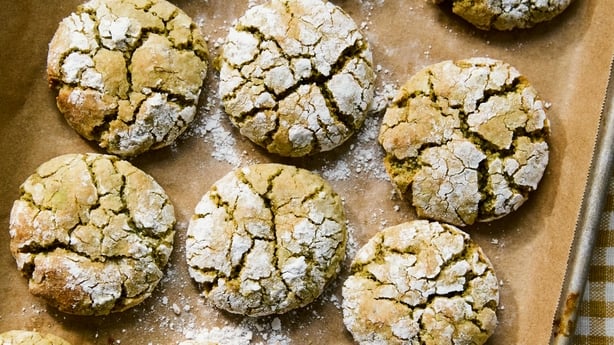 una bandeja de galletas 