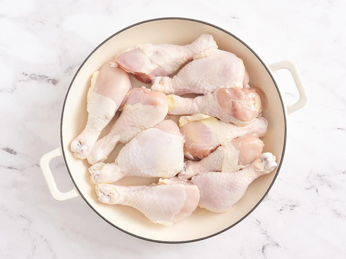 Muslos de pollo en una olla grande.