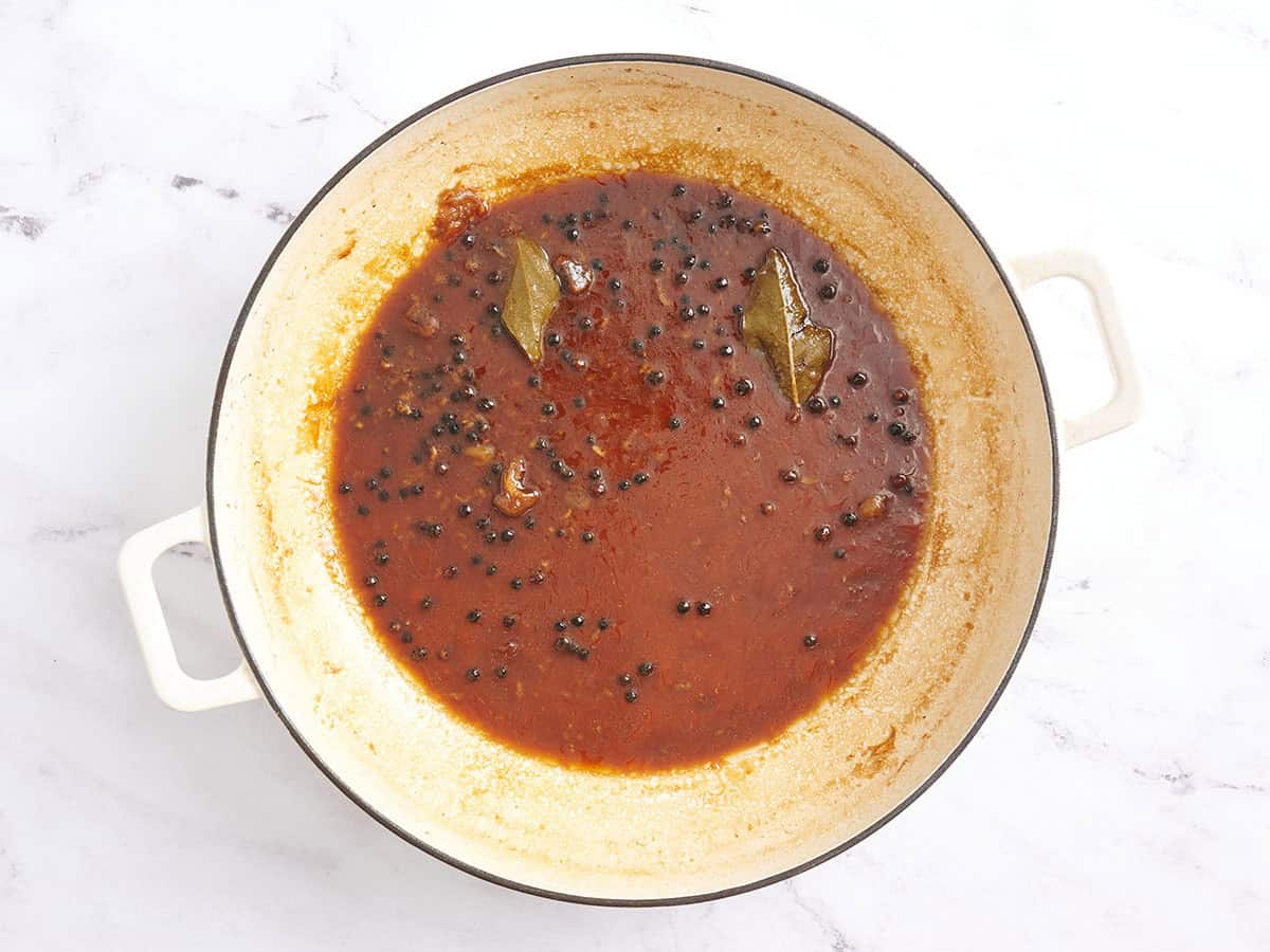 Adobo de pollo reducido en una ollita.