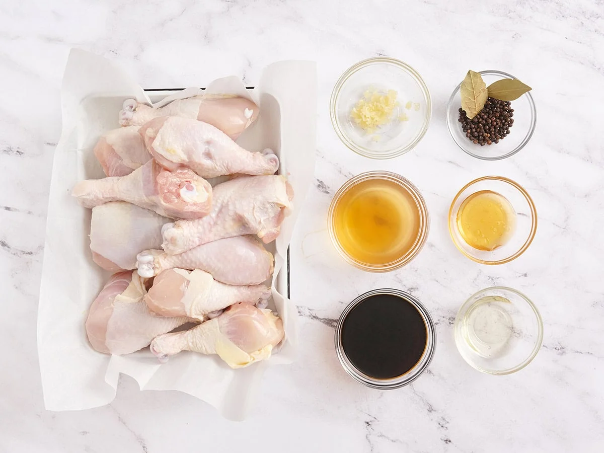 Los ingredientes para hacer adobo de pollo.