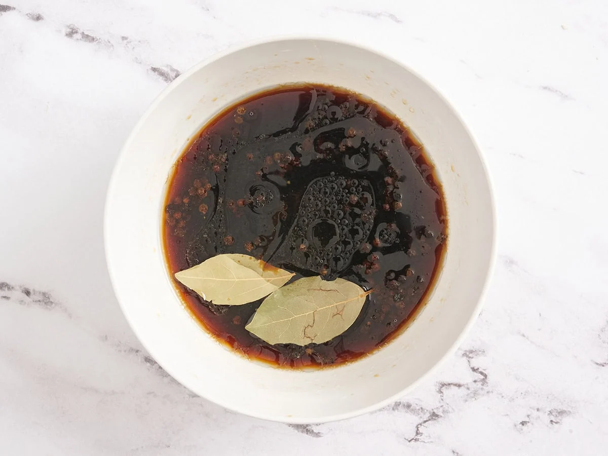 Ingredientes del adobo de pollo para el adobo en un bol.