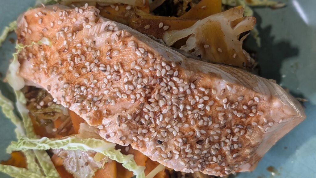 Salmón al vapor de Paul Flynn con verduras de soja, ajo y jengibre