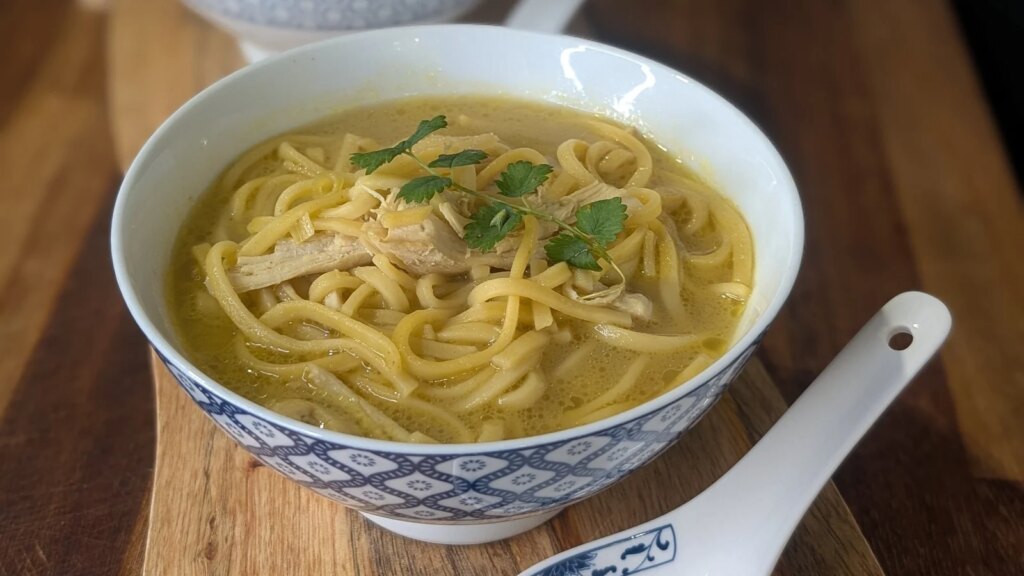 Sopa de fideos con pollo al curry y coco de Catherine Fulvio: hoy