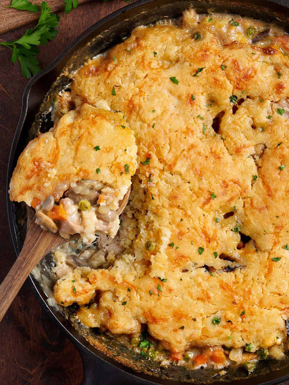 Vista aérea de un zapatero de pollo casero con una cuchara tomando un poco.