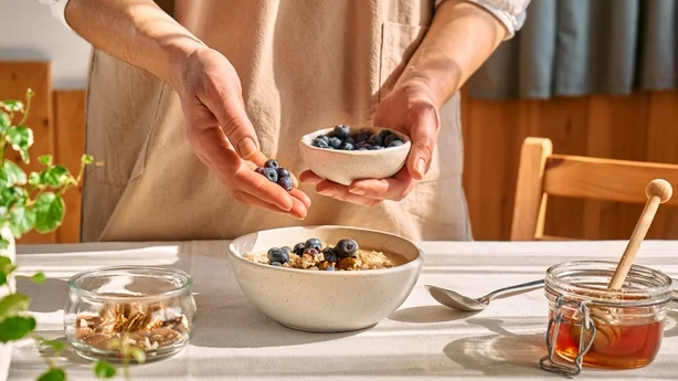 Mujer preparando una dieta saludable desayuno nutritivo vegano