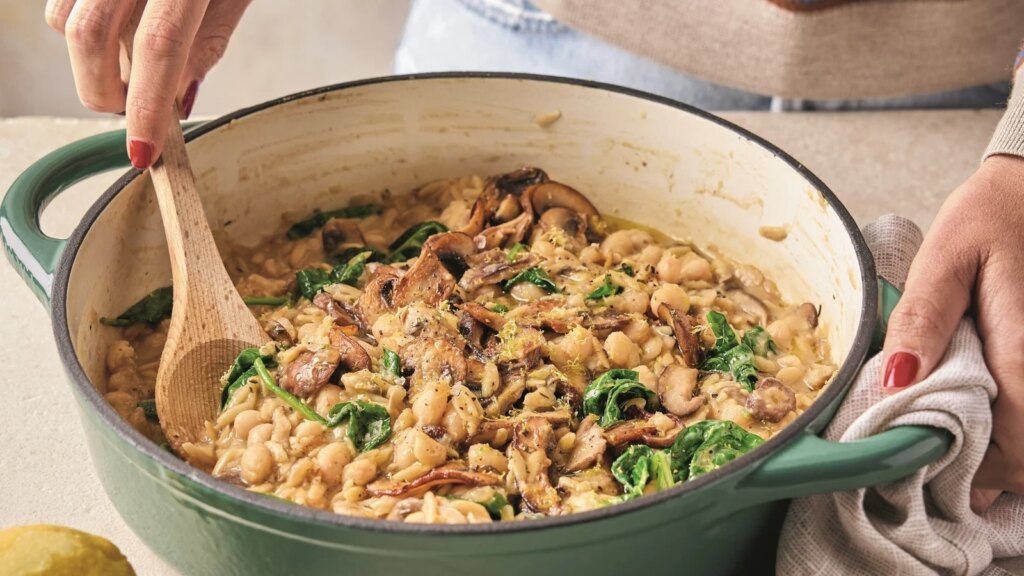 Risotto cremoso de orzo de frijoles blancos y champiñones de Ella Mills