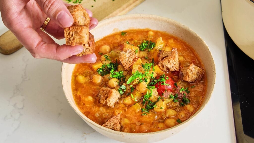 Sopa de garbanzos y lentejas con trozos de Ella Mills con tahini y tomates