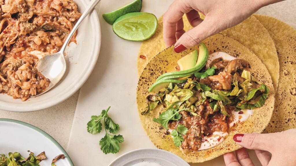 Tortillas de berenjena desmenuzada de Ella Mills con repollo crujiente