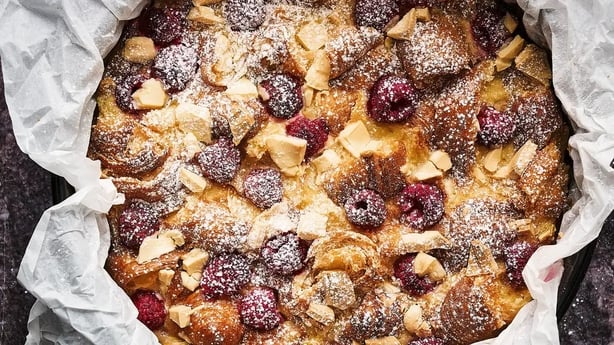 Receta de rodajas de pudín de frutos rojos y croissant de Nadiya Hussain 