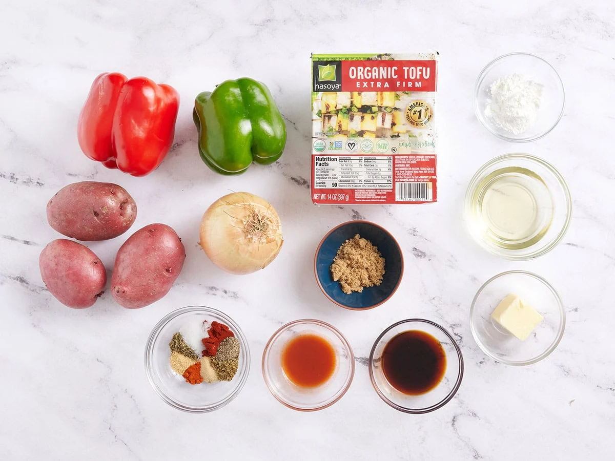 Ingredientes para hacer tofu cajún y verduras en sartén.