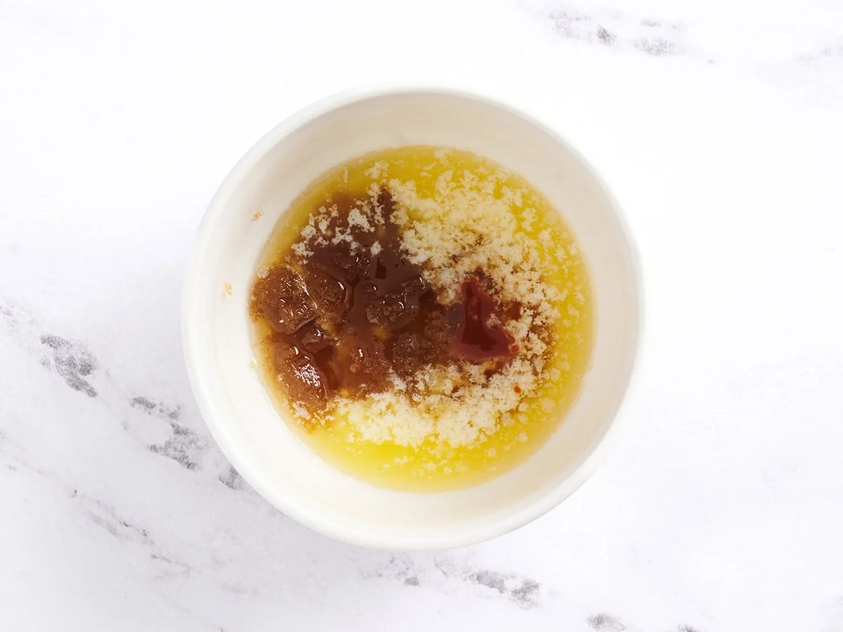 Mezcla de mantequilla en un bol blanco.